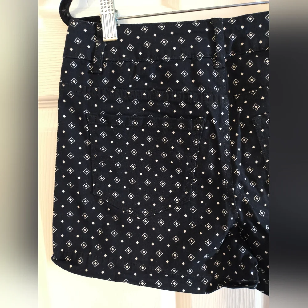 Kohls SO Sz 7 Shortie High Rise Stylish Black Patterned Women's Shorts - Picture 7 of 9